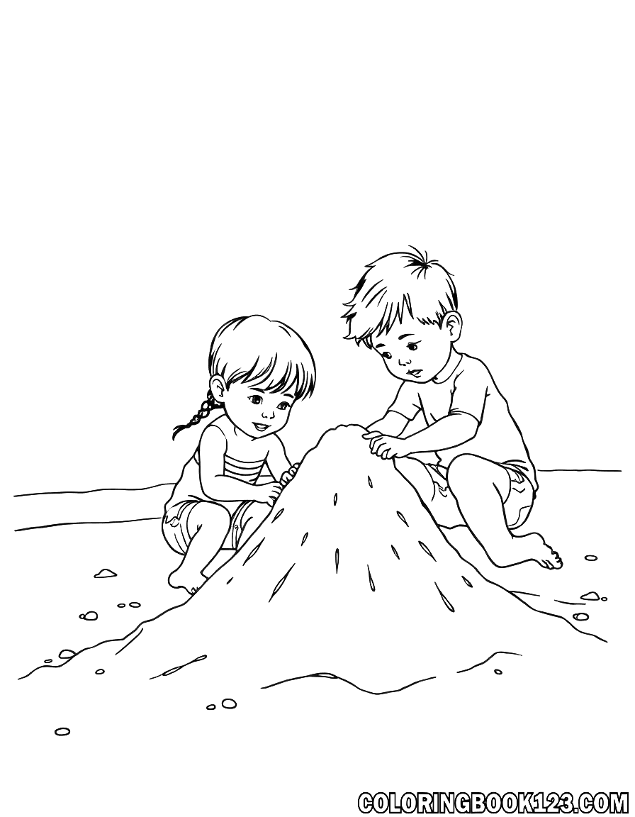 Kinder bauen eine Sandburg in Hawaii